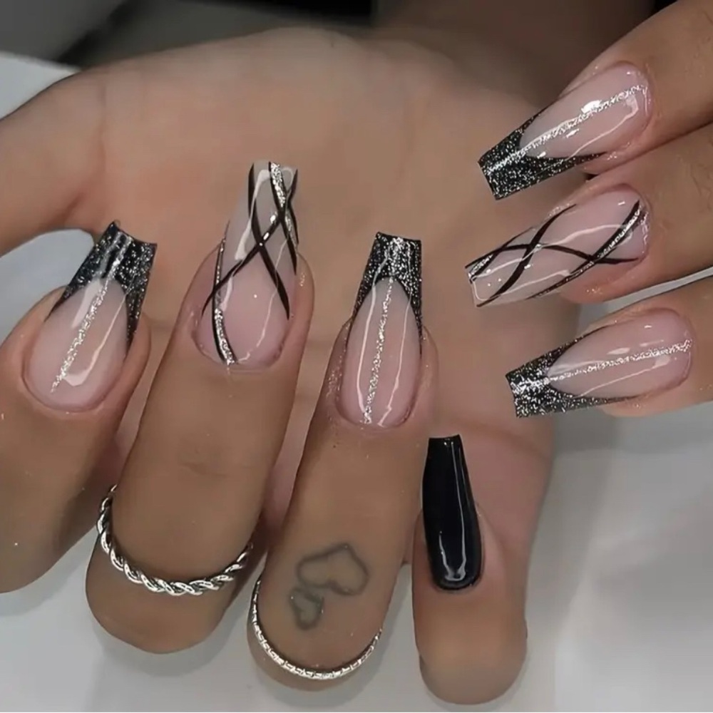 🍒🍒 Black & Silver Press On Nails